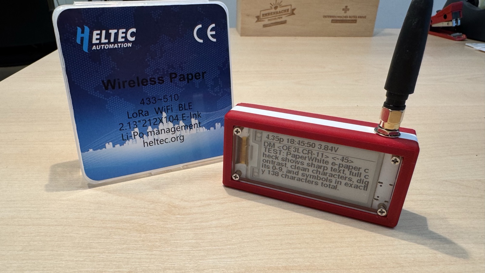 Gerät neben der Heltec-Originalverpackung Wireless Paper