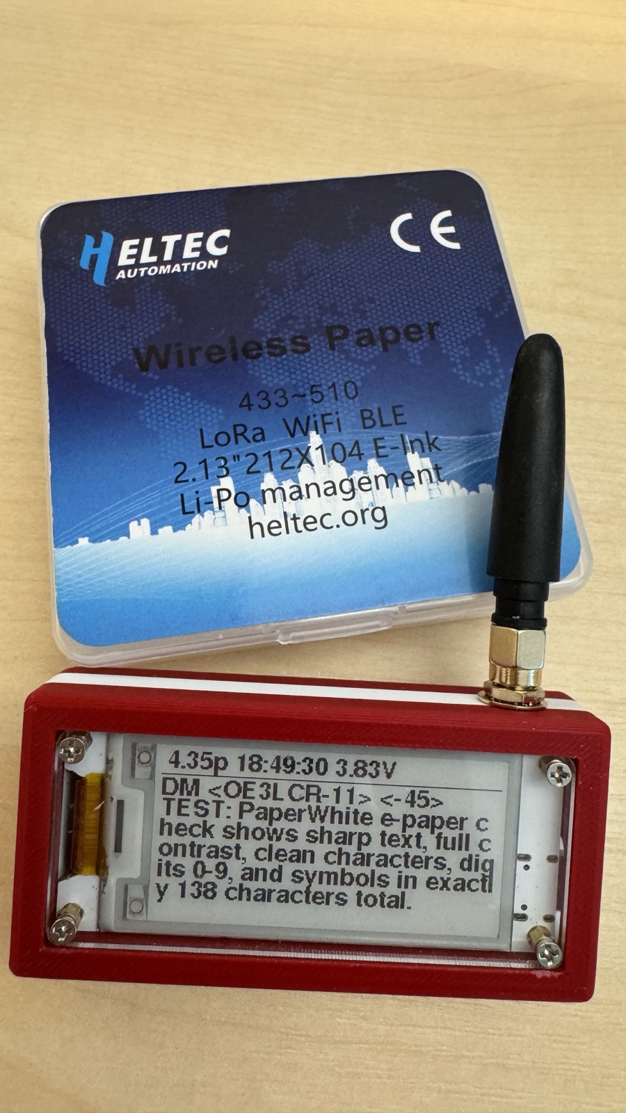 Nahaufnahme des gestochen scharfen 2,13-Zoll-E-Ink-Displays mit MeshCom-Statuszeile